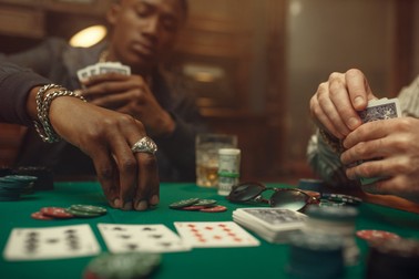 Poker-ul este un joc clasic de cărți, care se joacă folosind un pachet standard