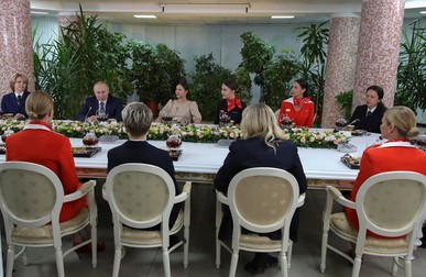 Vladimir Putin a fost înconjurat de mai multe stwardese. Imaginile sunt în contrast cu întâlnirile recente pe care președintele rus le-a avut la Kremlin, când a păstrat o distanță considerabilă față de interlocuitorii săi
