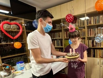 Dasha, 11 ani, primește de la animatorul Adrian tortul aniversar