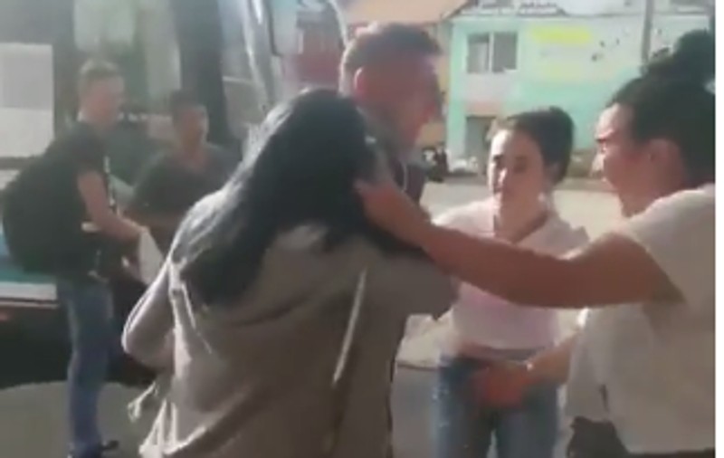 VIDEO/ Elevă snopită în bătaie de două adolescente, pe o stradă din Năsăud. Martorii nu au intervenit să oprească scena violentă
