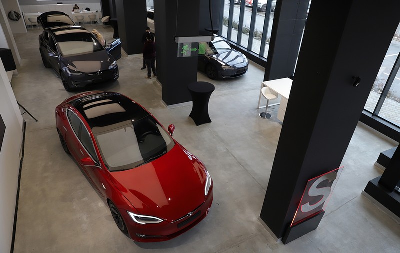 Primul showroom cu mașini Tesla, deschis oficial în București. Nu este reprezentanță oficială, ci o firmă de leasing