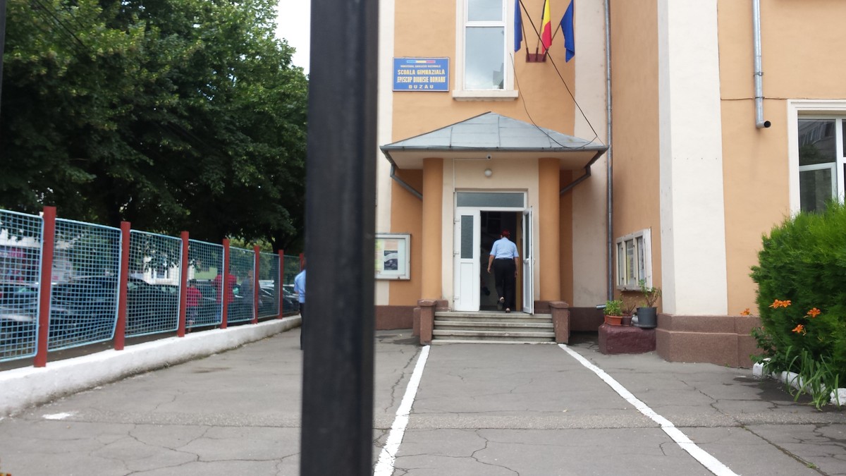 Directorii de școli își pierd funcția