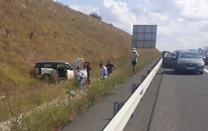 Accident pe Autostrada Soarelui. Trei persoane au fost rănite după ce o maşină s-a răsturnat