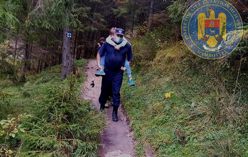 Un copil de nouă ani, accidentat în Munţii Bucegi, cărat în spate de jandarmi un kilometru.  Care este starea băiatului