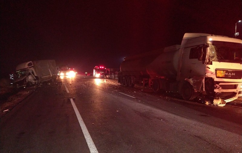 Coliziune între patru TIR-uri pe E85, lângă Adjud. Un șofer a fost rănit. Traficul a fost reluat după patru ore