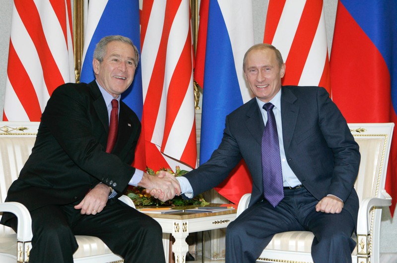 137778 15.11.2006 U.S. President George Bush and Russian President Vladimir Putin (left to right) meeting at Vnukovo-2 airport, Moscow. Dmitry Astakhov / Sputnik