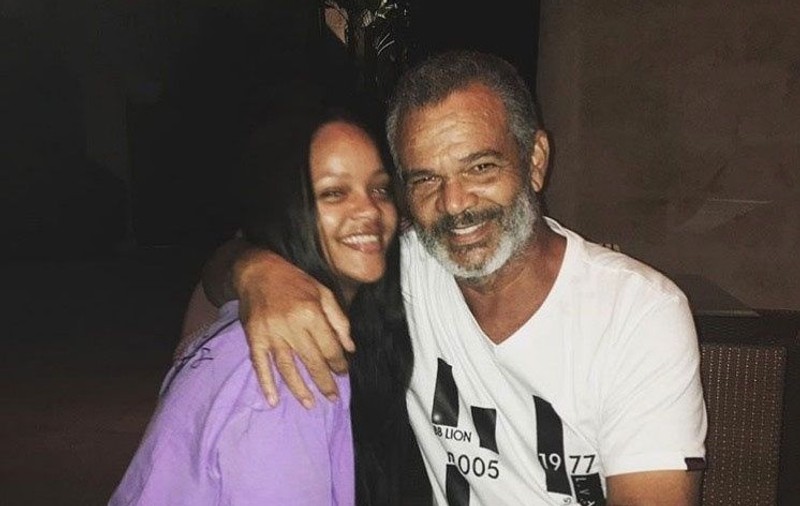 Rihanna își dă propriul tată în judecată, pentru că îi folosește faima ca să-și promoveze afacerile
