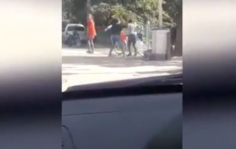 Două mame s-au luat la bătaie în fața unei școli. Imagini șocante | VIDEO