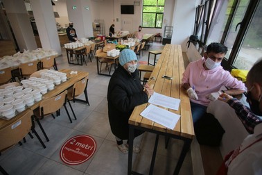 Aurica este unul dintre sutele de beneficiari ai cantinei sociale
