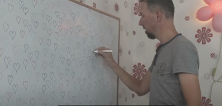 De 243 de zile, părintele umple peretele cu inimioare