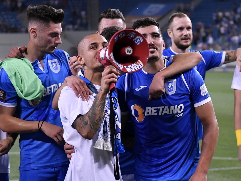 Alexandru Mitrita si Ionut Briceag dupa meciul de fotbal dintre Universitatea Craiova si Dinamo Bucuresti, din cadrul Ligii 1 Betano, desfasurat pe Stadionul Ion Oblemenco din Craiova, sambata 1 septembrie 2018. © FOTO Razvan Pasarica/SPORT PICTURES