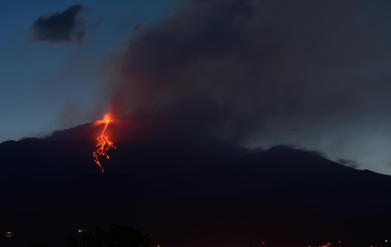 Explozii puternice pe Etna, în Italia. Autoritățile au ridicat nivelul de alertă