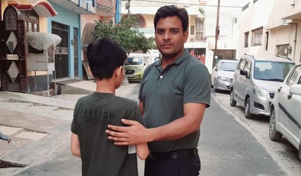 Bittu și tatăl lui adoptiv. Foto: CNN