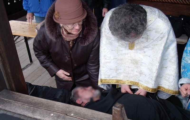 Un preot a fost resuscitat chiar pe treptele bisericii