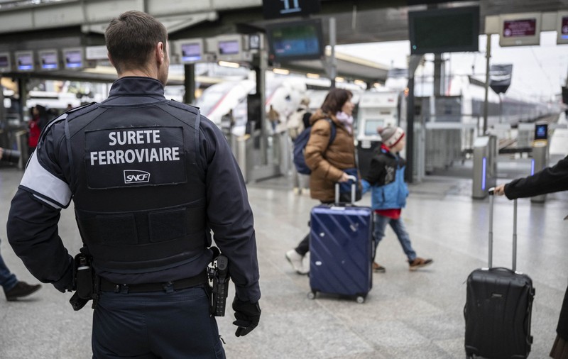 Bărbat prins cu bijuterii de 10 milioane de euro ascunse în lenjeria intimă, la Paris: „O șosetă plină: colier, cercei, inel și un Rolex!”