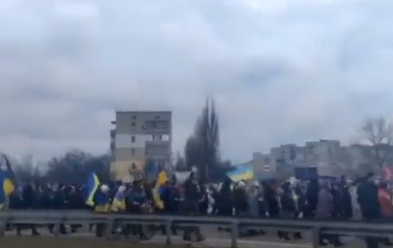 Noi proteste în Hersonul ocupat. Sute de oameni au strigat, în stradă, „Glorie Ucrainei!”