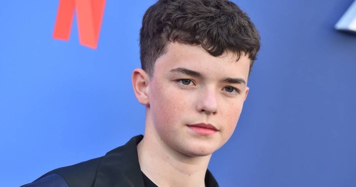 Actorul Owen Cooper pe covorul roșu, la un eveniment Netflix. Starul din Adolescence este îmbrăcat în negru