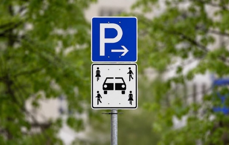 Indicatorul rutier necunoscut pentru care plătești 55 de euro amendă dacă nu-l respecți și poți rămâne și fără autoturism: o mașină ruptă în două, cu patru persoane în jurul ei