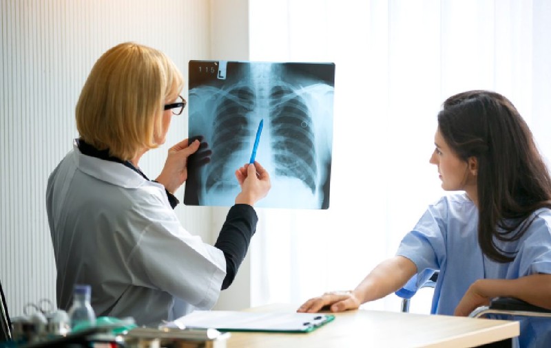 De ce crește alarmant în România numărul cazurilor de cancer pulmonar la nefumători și cum ucide poluarea ascunsă din orașe