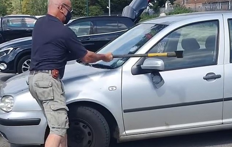 VIDEO | Un câine care a stat 45 de minute închis în mașină, la 37 de grade Celsius, a fost salvat de un trecător care a spart geamul mașinii cu un topor