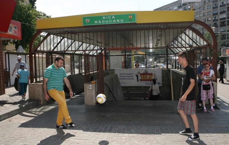 Suporterii români au jonglat cu mingea în faţa celor 6 staţii de metrou care au primit numele unor fotbalişti celebri | FOTO