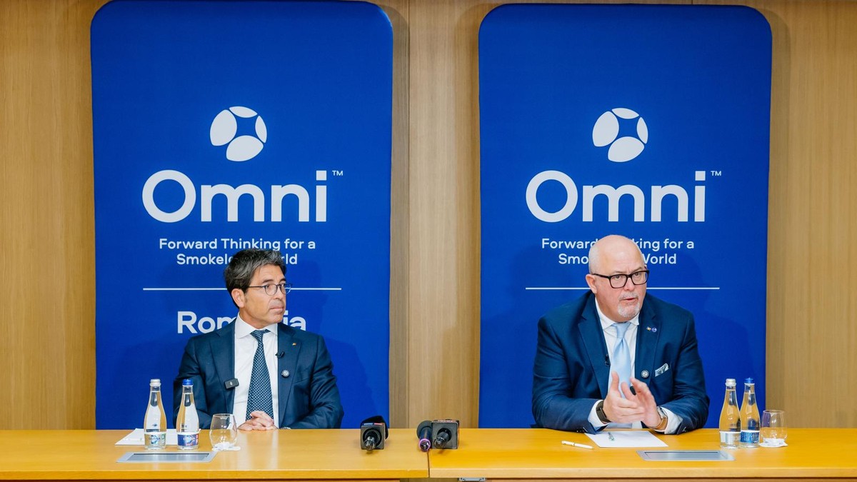 Omni - poza cu cei doi directori la masa la conferinta de presa