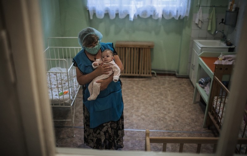 „Căutăm femei care să ne țină copiii în brațe”. Apelul dintr-o gară din Ucraina care a salvat 75 de orfani