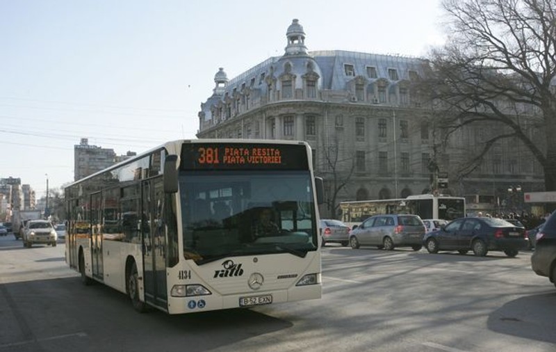 În Bucureşti, călătoria cu autobuzul se poate plăti şi cu un card bancar 