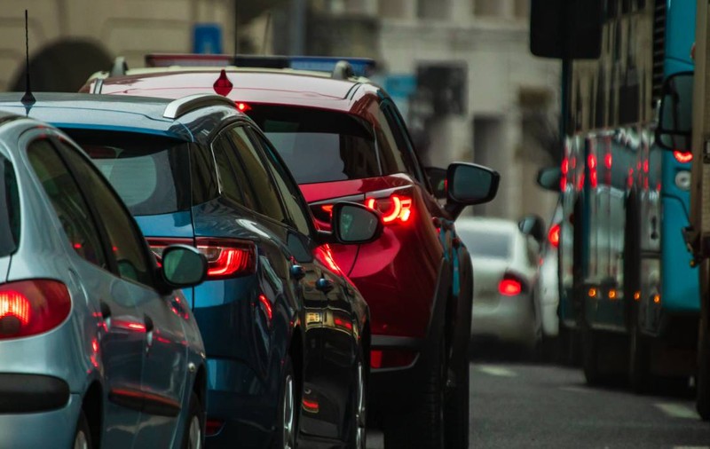 Șoferii din România ar putea plăti o taxă de decongestionare a traficului, ca în Manhattan și Londra. Documentul unui deputat PSD, pe masa autorităților