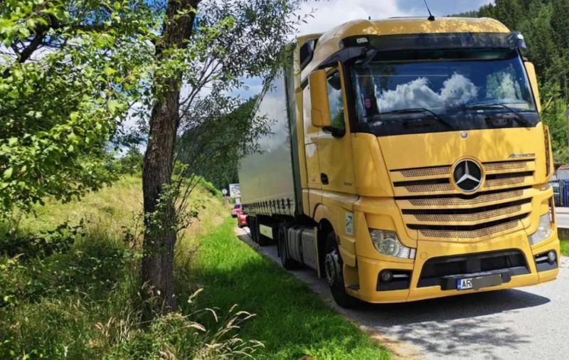 Un șofer român de TIR a aruncat 50 de euro în mașina unor polițiști bulgari și a fost imediat arestat. Reținerea, prelungită apoi încă 72 de ore