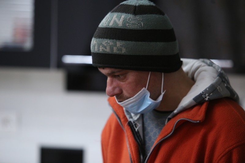 Gabi e un tânăr sfios. Ține ochii în pământ, mâinile la spate și vorbește rar, nesigur, de parcă fiecare cuvânt îi atârnă greu.