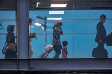 Un grup de cetățeni europeni și afgani coboară dintr-un avion militar francez aeroportul Roissy CDG | Foto: EPA