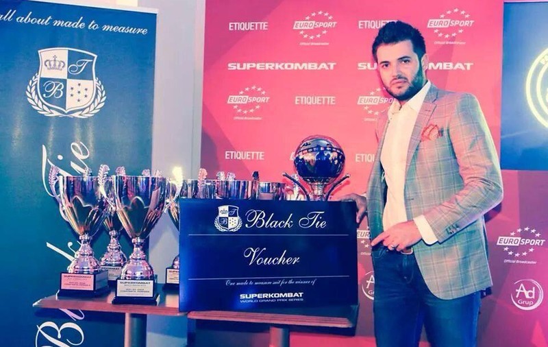 Designerul Cristian Ion îl premiază cu un costum de lux pe marele câştigător de la Superkombat Constanța 