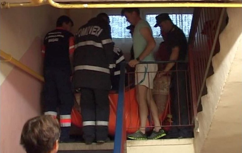 Cărat la spital de 10 bărbați!