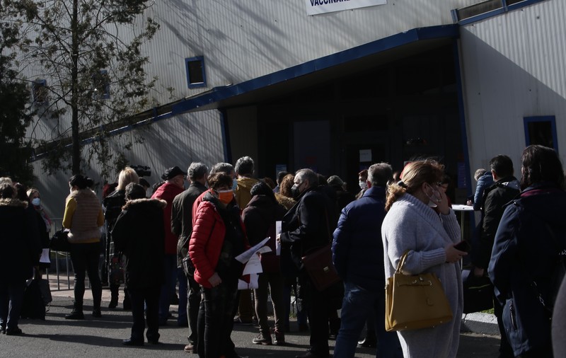 Sute de oameni, la coadă la centrele de vaccinare de la Romexpo. Oficialii spun că mulți au venit mult mai devreme decât erau programați