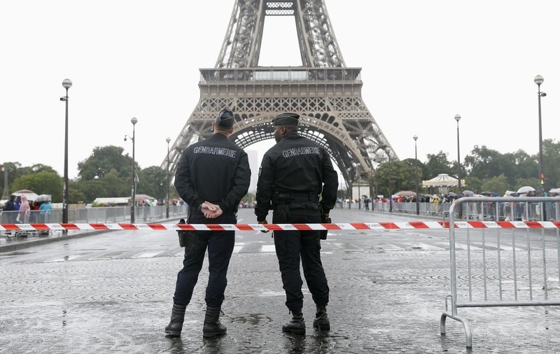 Turnul Eiffel a fost evacuat în urma unei alerte cu bombă