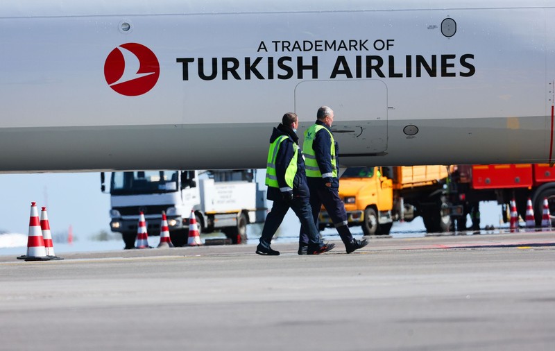 Un copil de 11 ani și-a pierdut cunoștința și a murit la bordul unui avion Turkish Airlines, care a aterizat de urgență la Budapesta