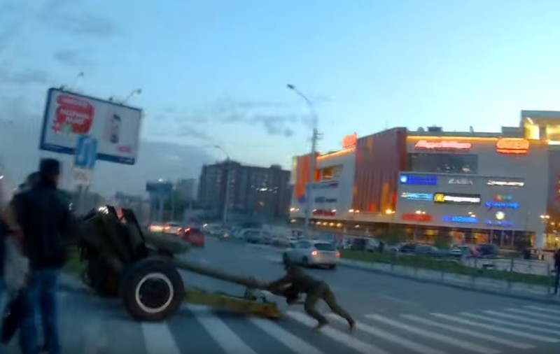 Scenă desprinsă din filme într-o intersecție din Rusia: O coloană militară a pierdut... un tun|VIDEO