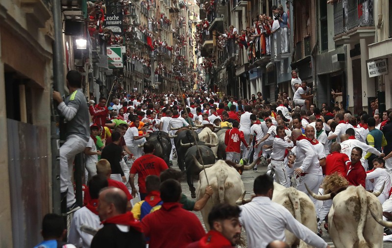 Incidente la Pamplona | Cel puțin zece persoane au fost rănite la ultima cursă cu tauri a festivalului