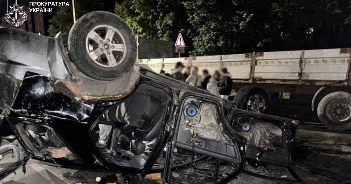 Vehicul al armatei ucrainene, răsturnat de protestatari în orașul Liov Foto: Profimedia