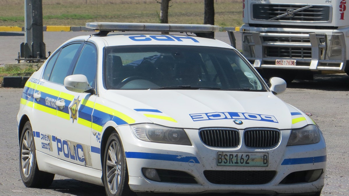 Un polițist de la circulație a fost prins dormind sprijinit de mașina sa în timp ce era în misiune! Imaginile au devenit virale