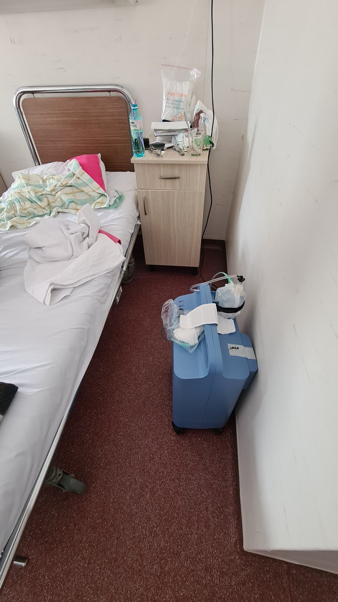 Patul lui V., care a preferat să nu apară în fotografii, și concentratorul de oxigen