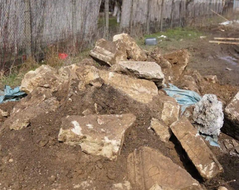 Un sarcofag roman vechi de peste 1.700 de ani a fost distrus cu excavatorul în timpul unei săpături, la Alba Iulia
