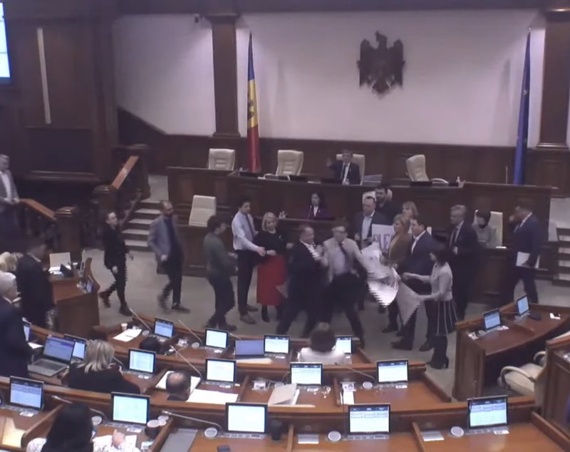 Îmbrânceli în Parlamentul Republicii Moldova, când se discuta proiectul de lege privind „limba română” în legislația moldovenească - VIDEO