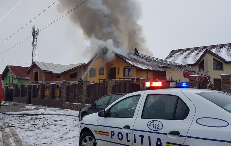 Incendiu la un salon de masaj din Arad. Flăcările au mistuit acoperișul