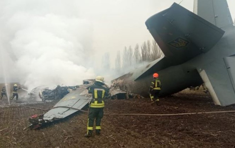 Un avion militar ucrainean cu 14 oameni la bord s-a prăbuşit lângă Kiev. Cel puțin cinci morți