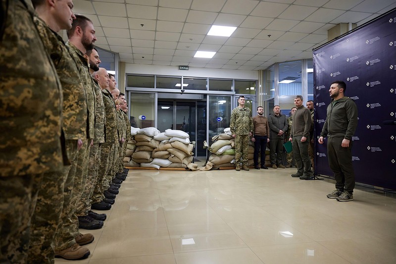 Președintele Ucrainei, Volodimir Zelenski, s-a întâlnit cu militarii Serviciului de Stat pentru Comunicații Speciale și Protecția Informației și a înmânat premii de stat. Foto: Profimedia