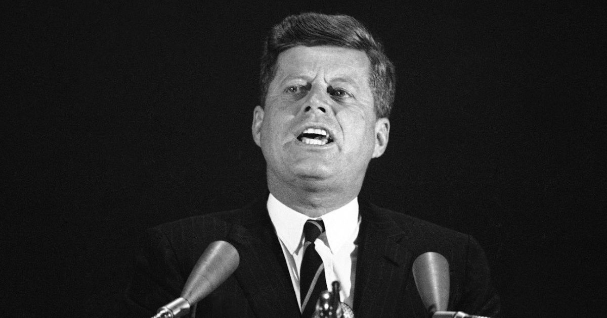 Președintele John F. Kennedy, în timpul discursului său către sindicatul United Auto Workers din Atlantic City. NJ, pe 8 mai 1962. Președintele a zburat aici de la Washington și apoi s-a întors în capitală cu elicopterul. Sursă: Profimedia Images