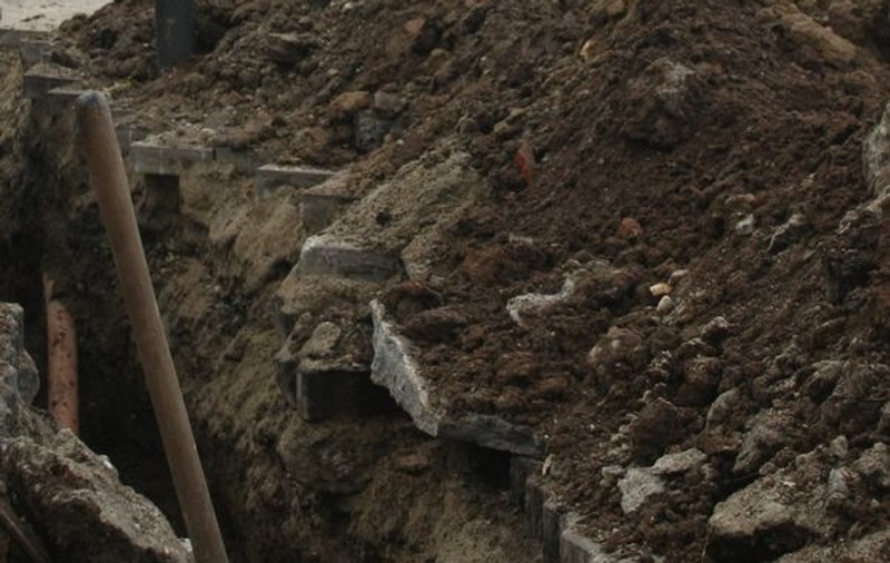 Muncitori şi pompieri, prinşi sub un mal de pământ! Un pompier a murit