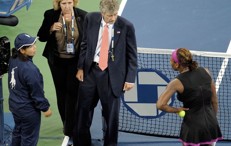 Serena Williams a înjurat arbitrii ca la uşa cortului!